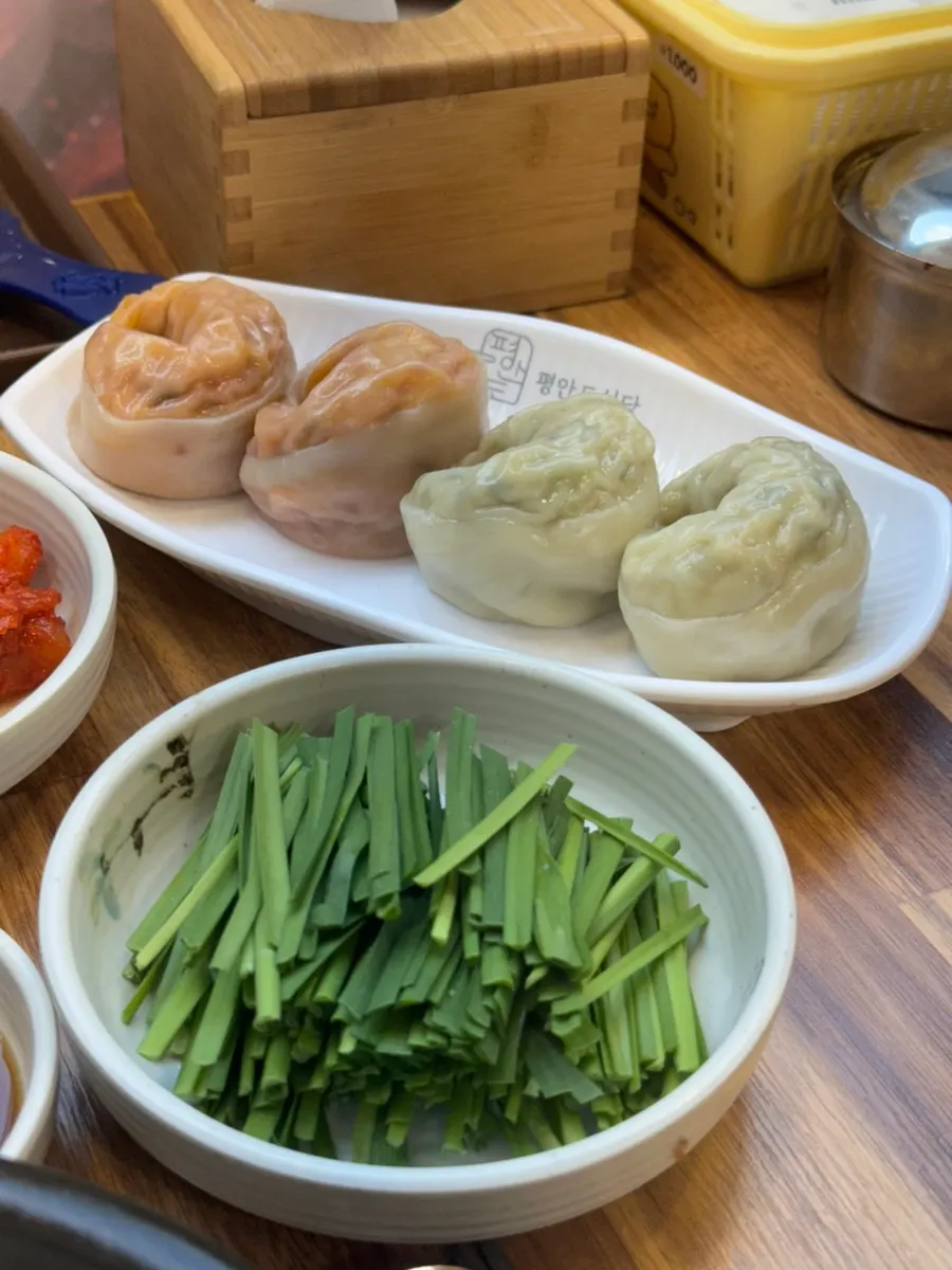 새우젓과 다대기가 함께 나온 상차림