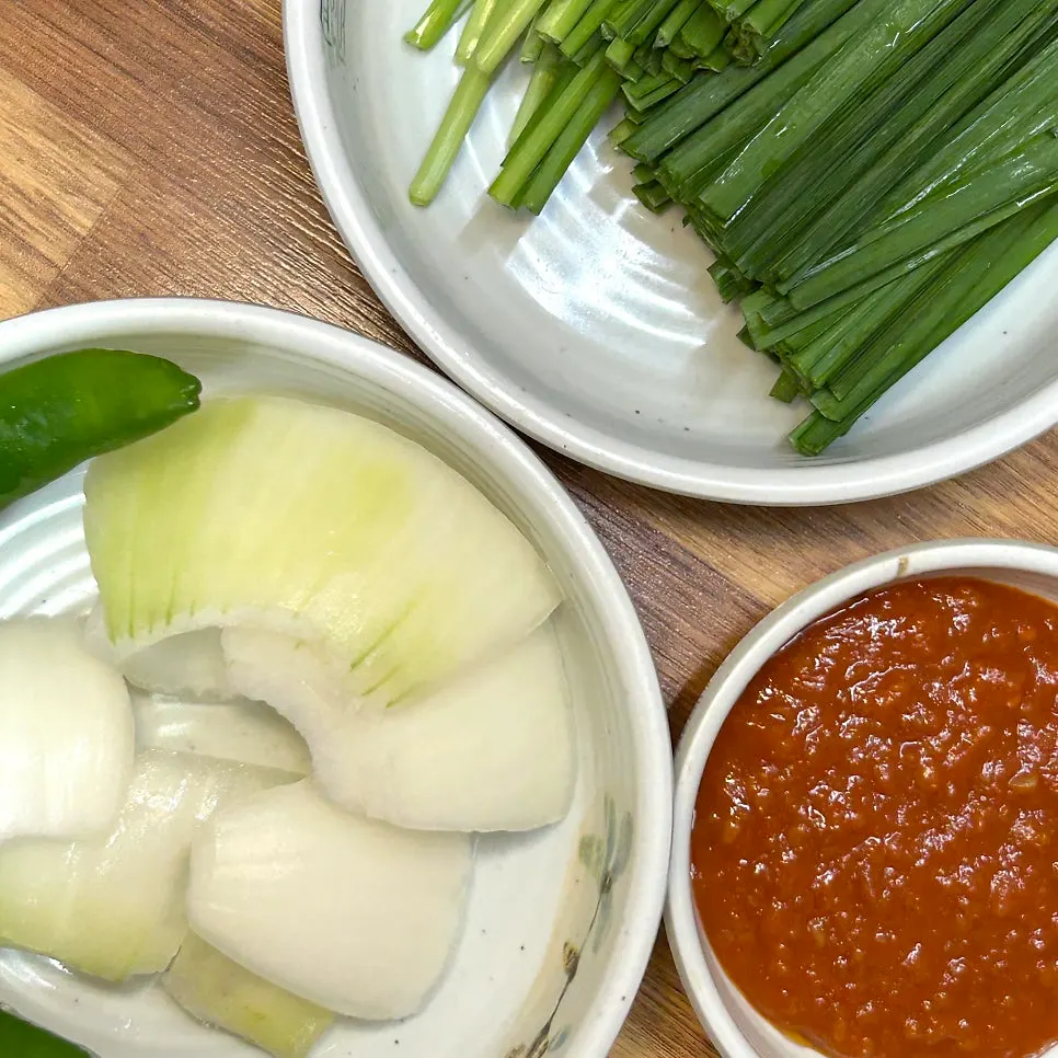Side plate with chives, onion, and ssamjang