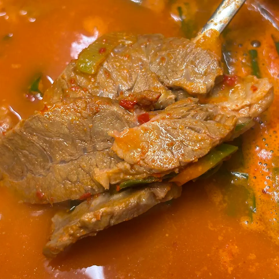 Meat-filled solids from the spicy sunsal-guk