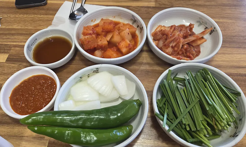 깍두기와 부추 등 기본 반찬