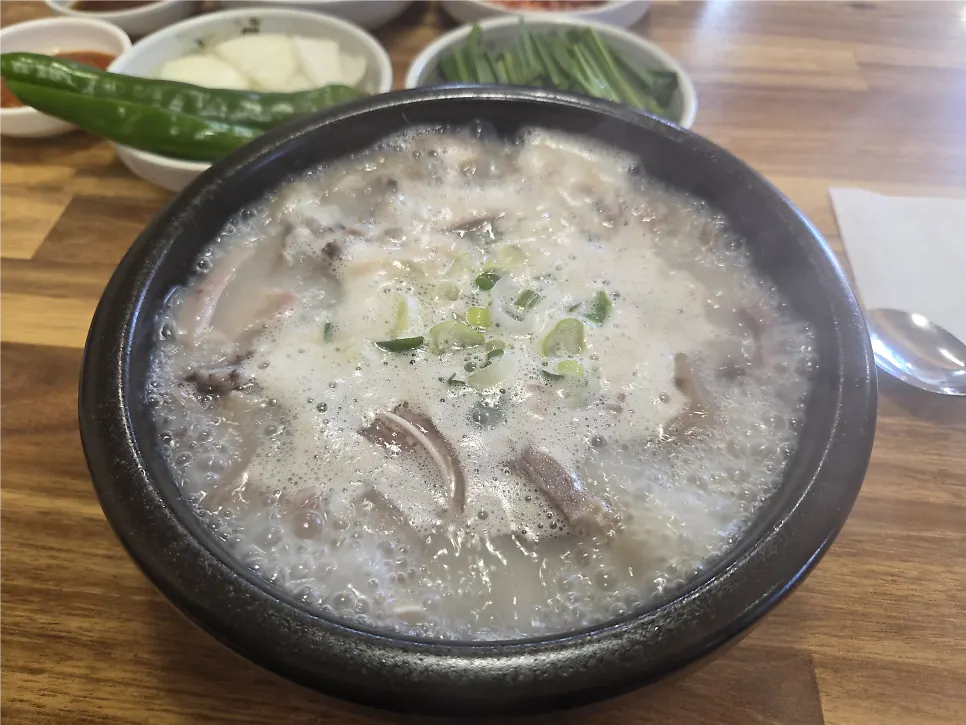 다대기와 부추를 넣은 순대국