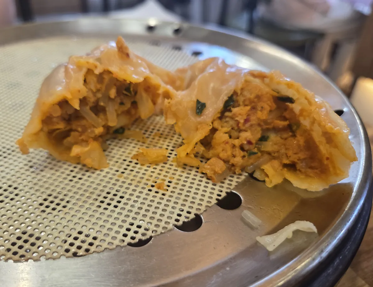 속이 꽉 찬 고기만두 단면