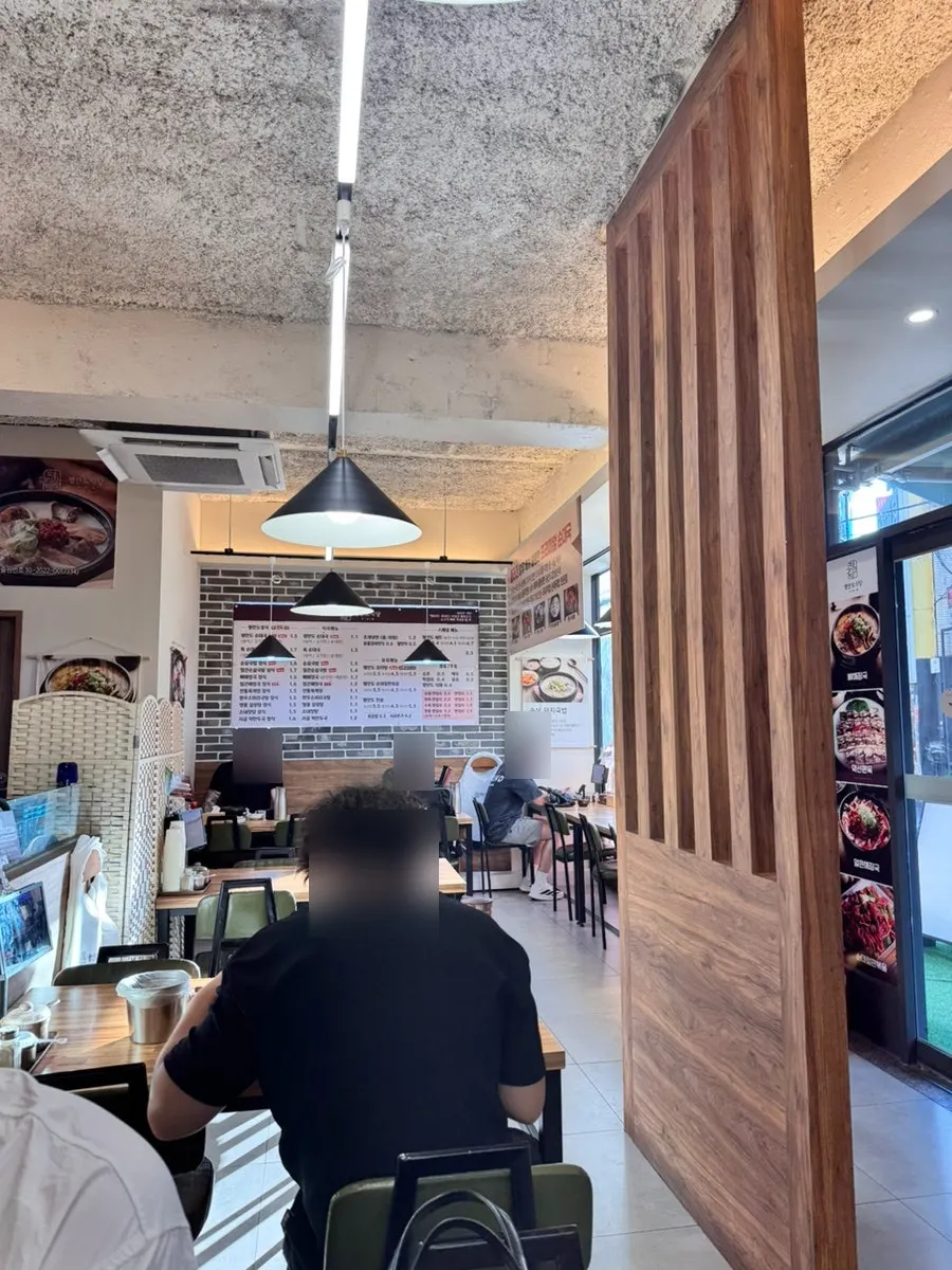 창가 1인 다찌석이 있는 매장 내부