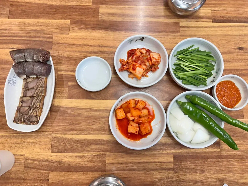 국밥과 함께 나온 기본 반찬 구성