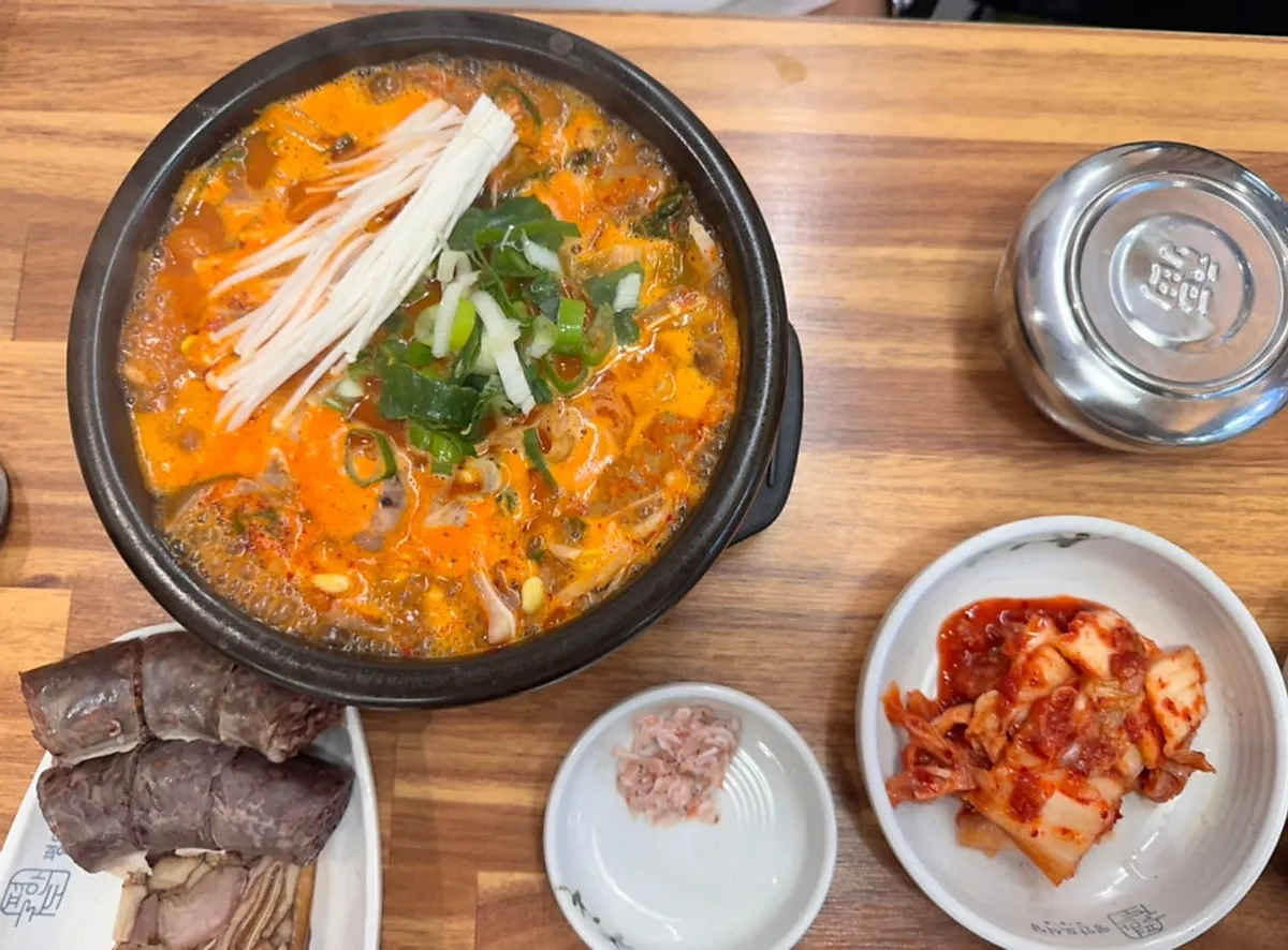 순대국과 수육이 차려진 한 상