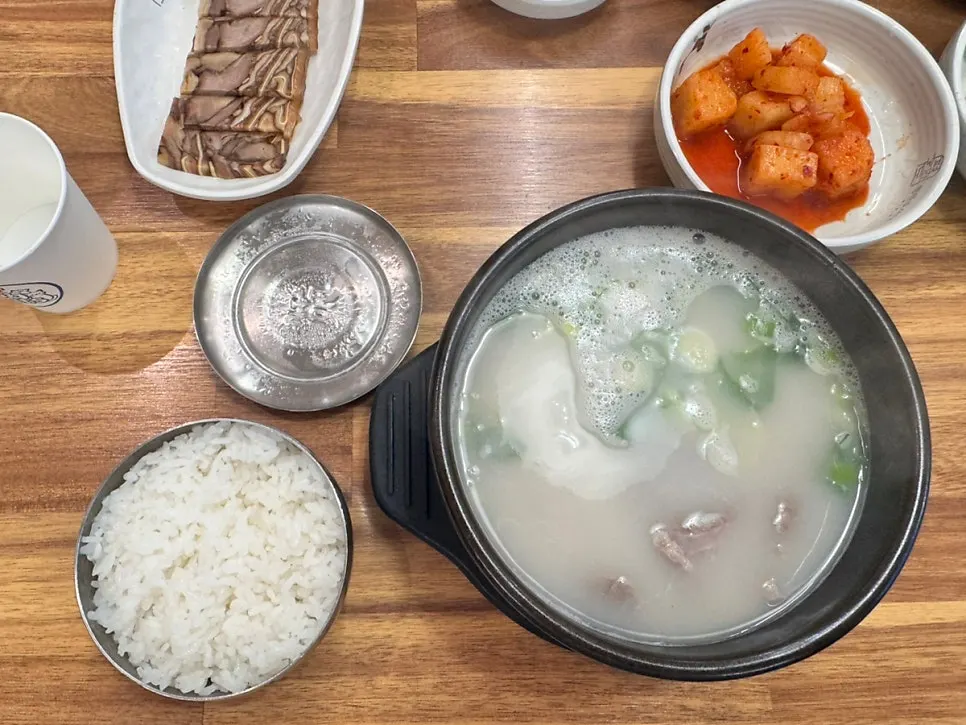 수육에 국물과 김치를 곁들인 모습