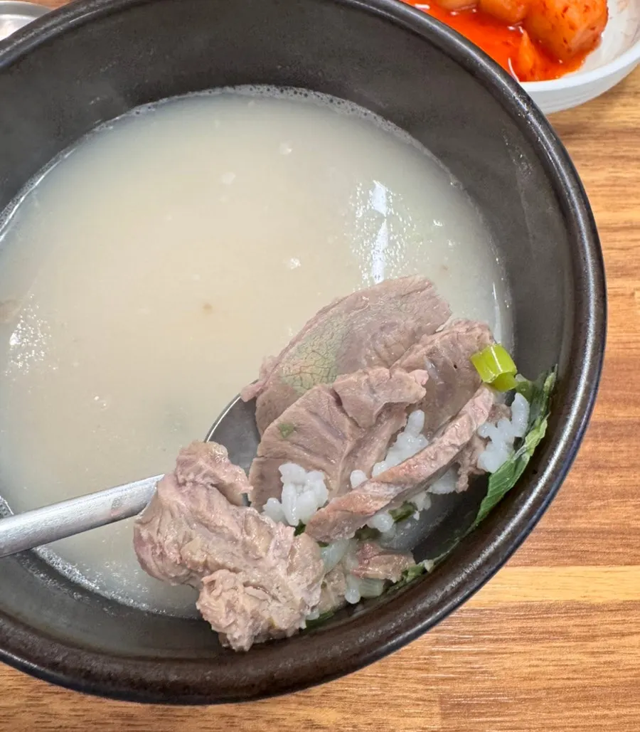 고기가 넉넉히 담긴 뽀얀 순살국밥