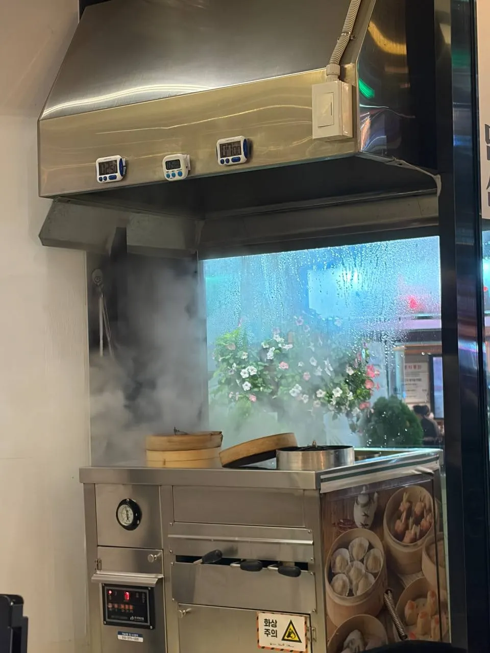 연기가 올라오는 청화원 딤섬 찜기