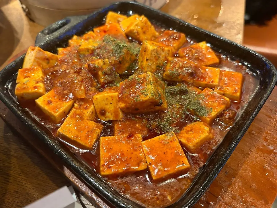 고춧기름과 민찌 올린 유발도삭면