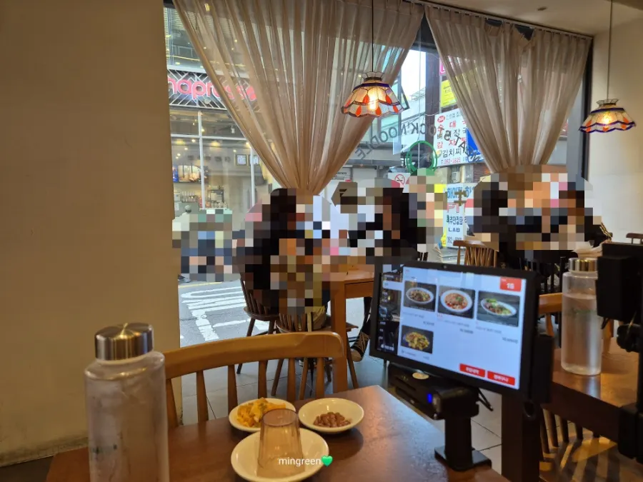 손님이 가득한 청화원 매장 내부