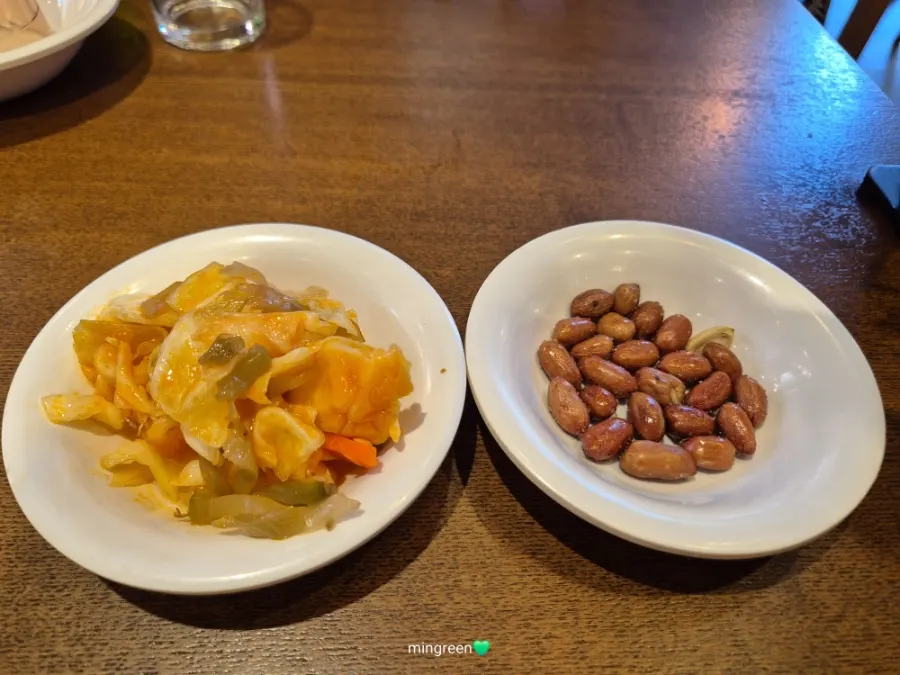 청화원 기본 반찬 짜사이와 땅콩