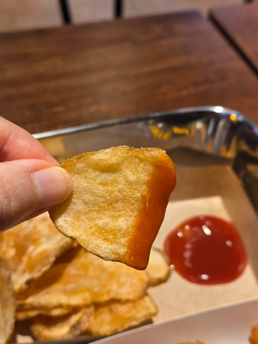 Potato chips and onion rings side dishes