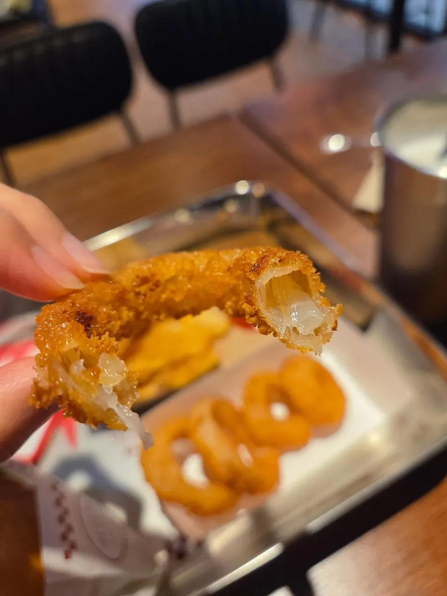 Bas Burger potato chips and onion rings