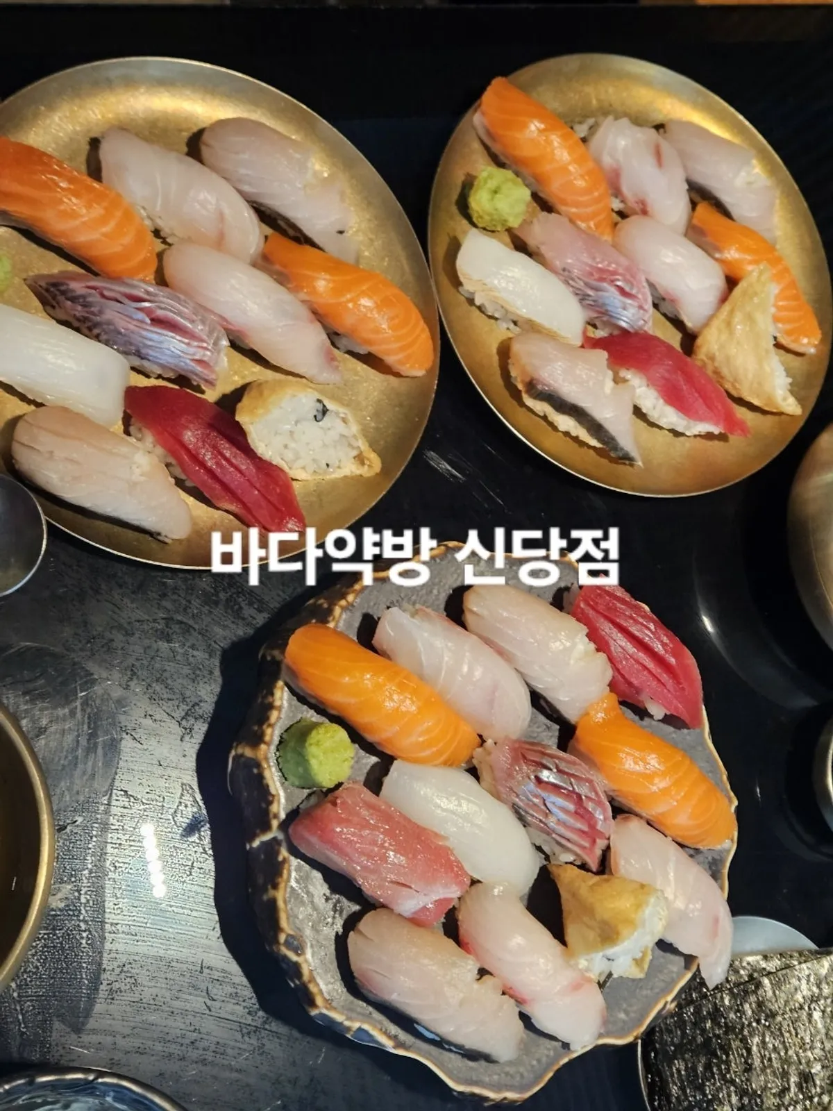 주방에서 생선을 손질하는 주방장의 모습