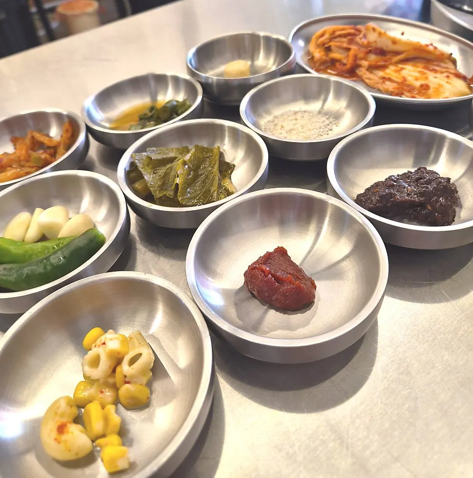 Beefjeong's basic side dish spread