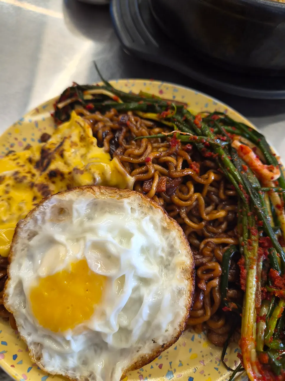 Beefjeong's jjagyechi and Irion green onion kimchi