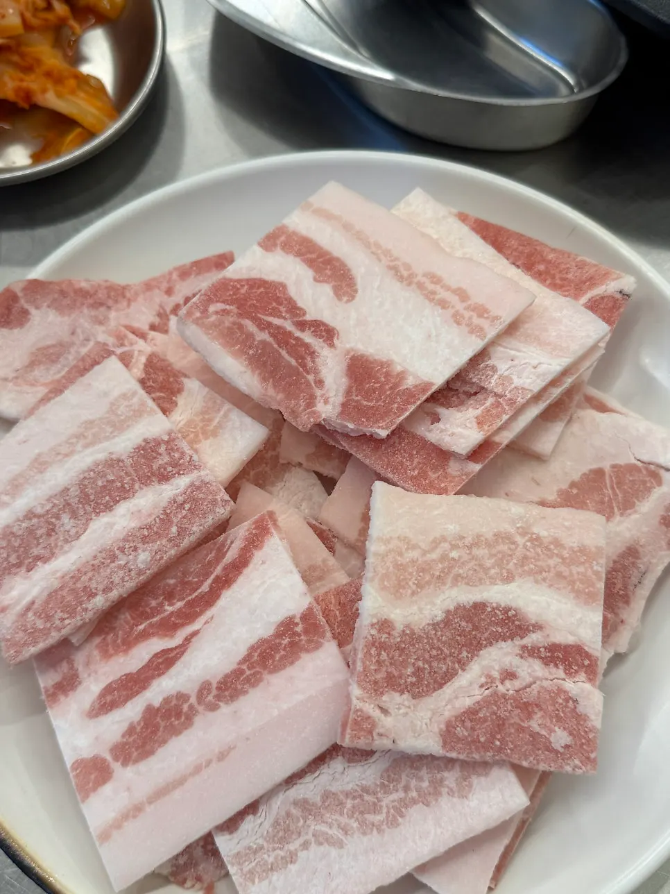 식감이 살아 있는 비프정 냉삼