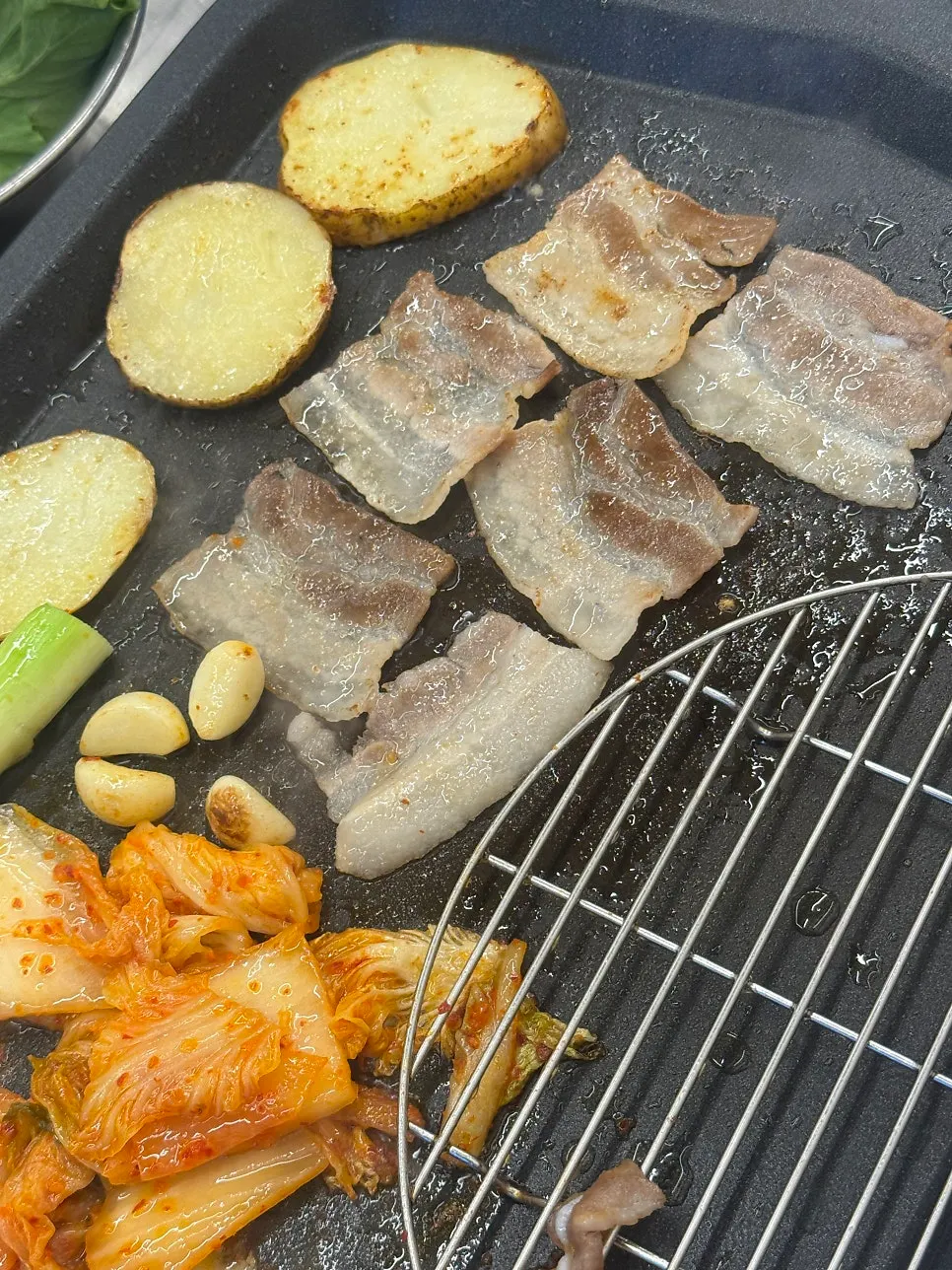 고소하게 구운 냉동 삼겹살