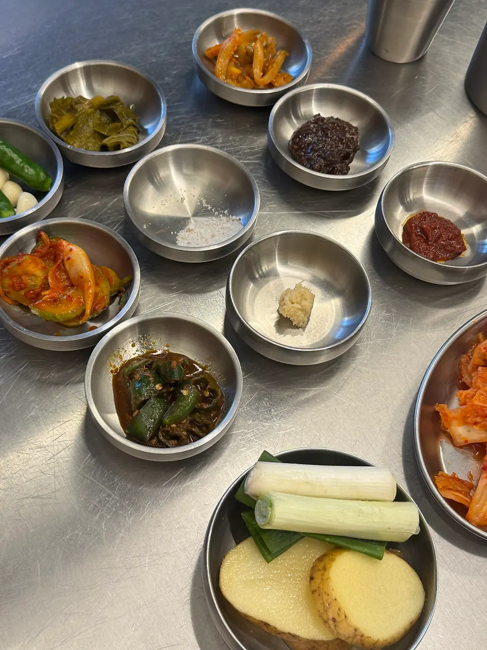 불판에 노릇하게 구운 김치