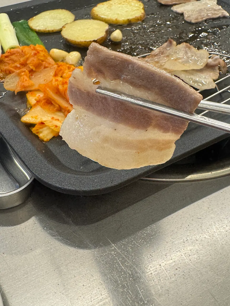 냉삼과 구운 김치가 있는 한 상