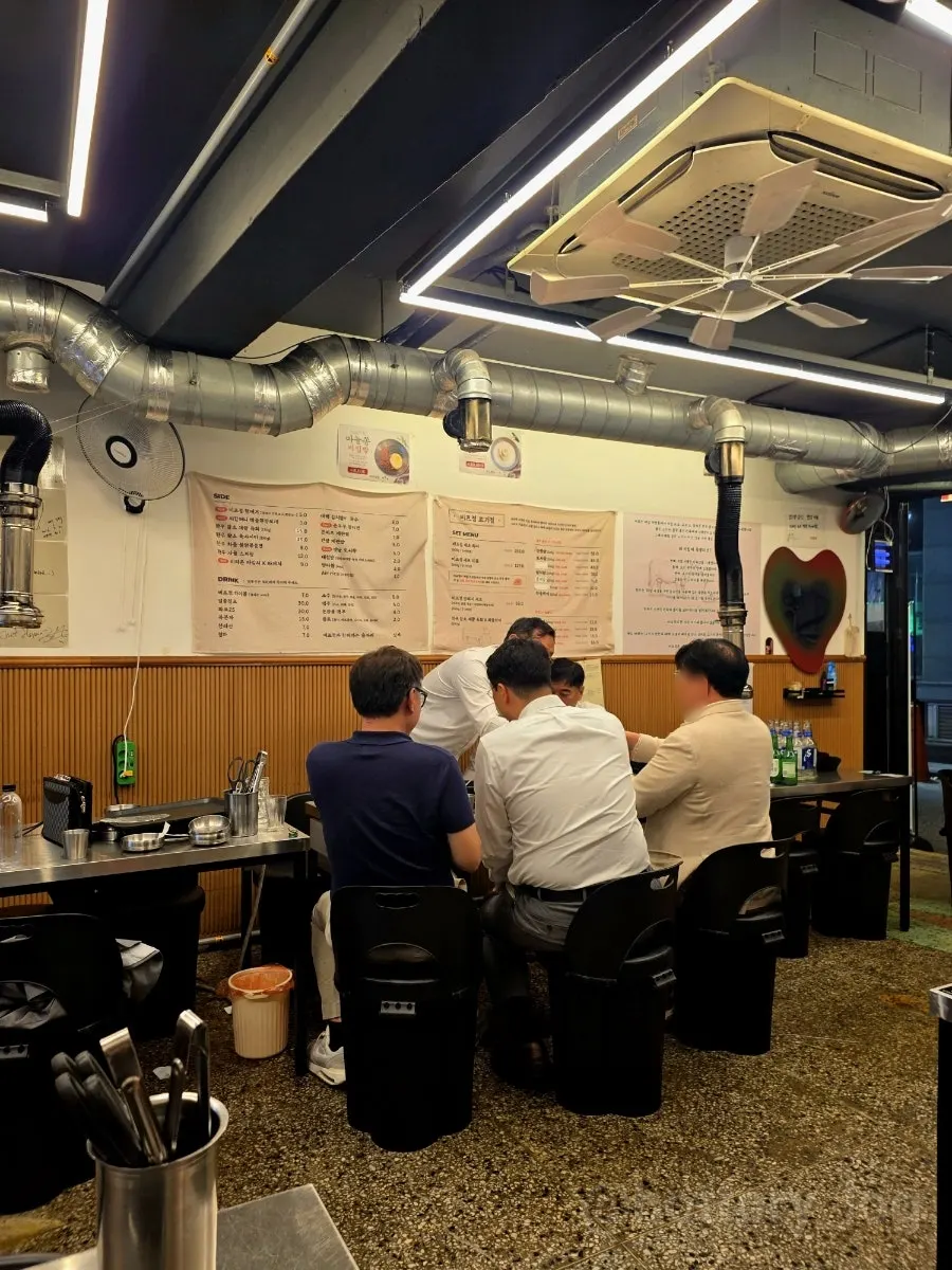 Group dinner seating at Beefjeong