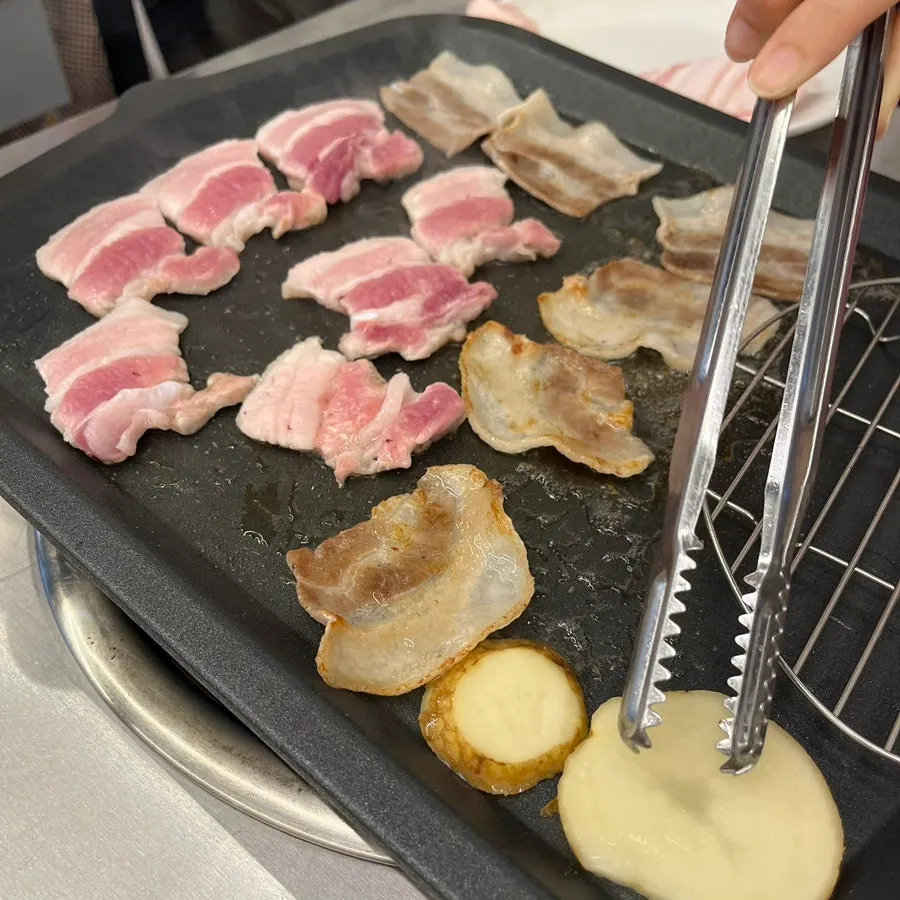 불판에서 굽는 냉동삼겹살