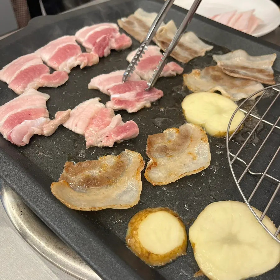 노릇하게 익어가는 삼겹살