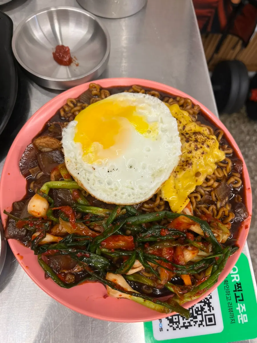 불판 위 삼겹살 굽는 모습