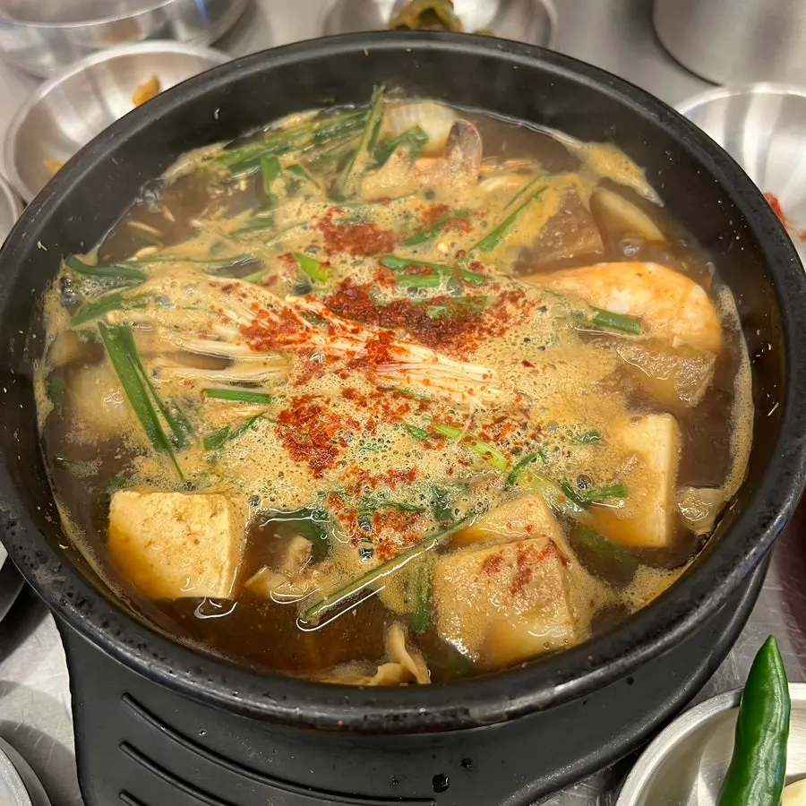 두부가 들어간 해물된장찌개