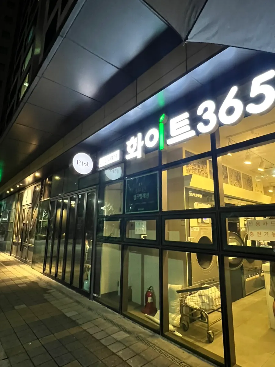 Plot's exterior on the ground floor of a commercial building