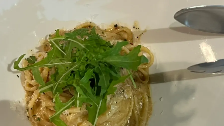 Linguine pasta with garlic confit and cheese