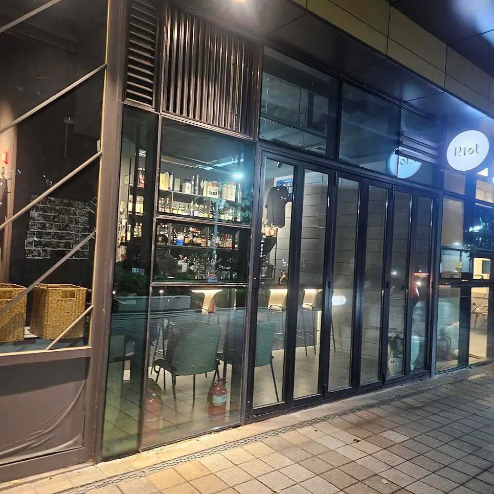 조명이 켜진 플롯 입구 전경