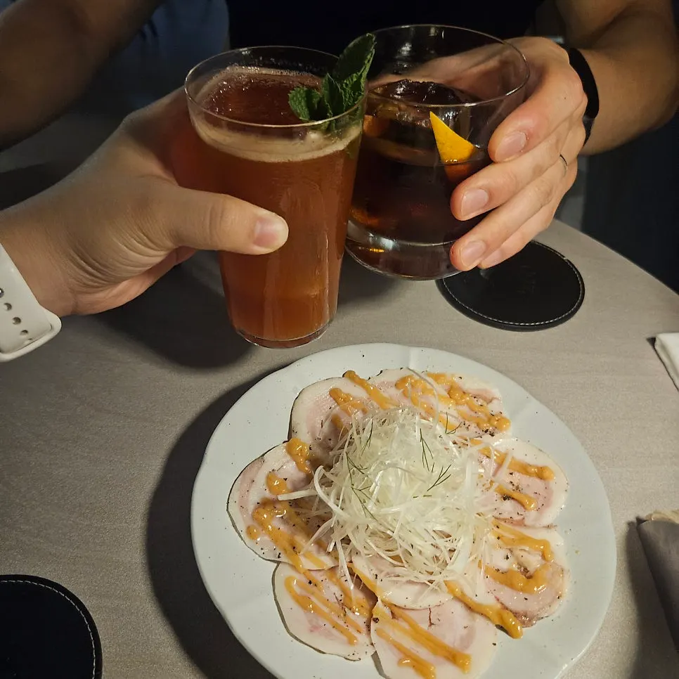 칵테일 두 잔으로 건배하는 모습
