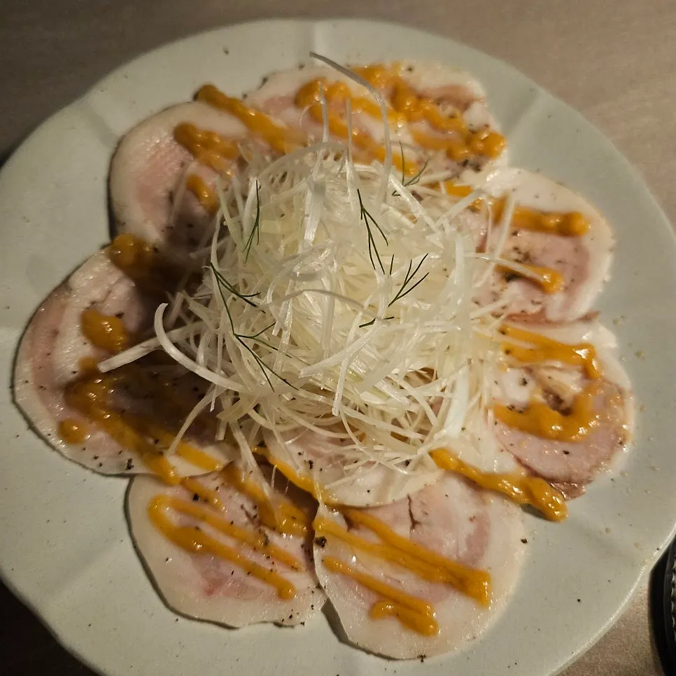 플롯 흑돼지 카르파치오 한 접시