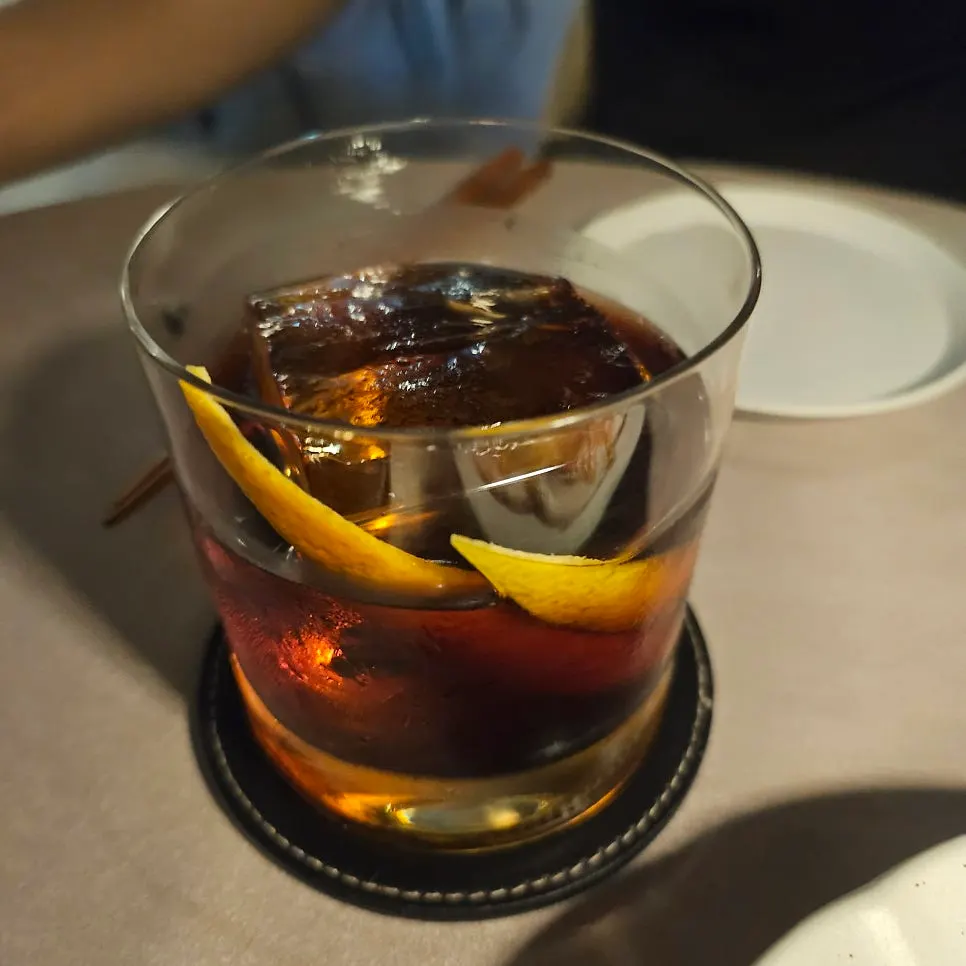 플롯 칵테일 볼드 시칠리 한 잔