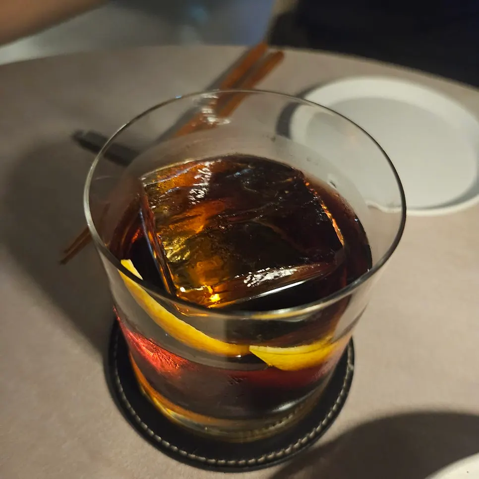 묵직한 도수의 볼드 시칠리 칵테일
