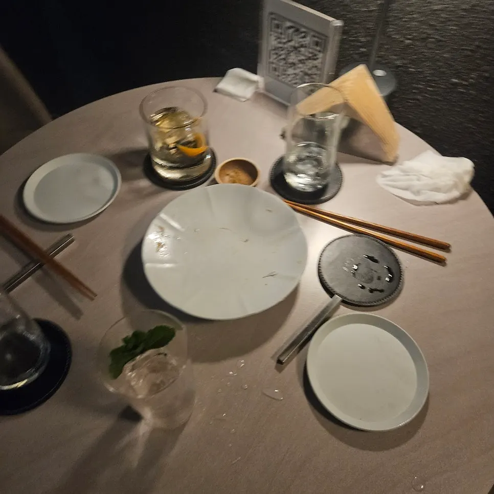 칵테일과 안주가 함께 놓인 플롯 테이블