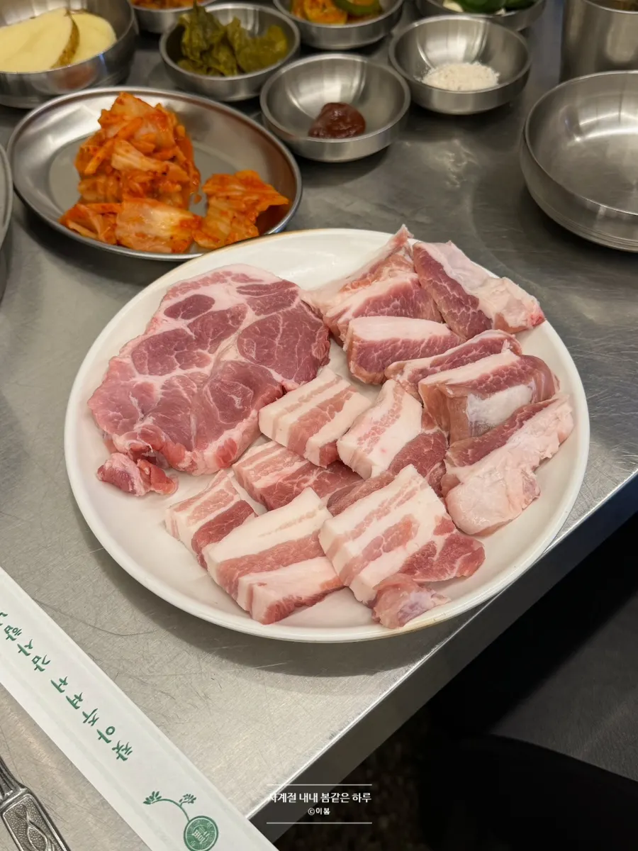 목살 삼겹 가브리살로 구성된 암퇘지 세트