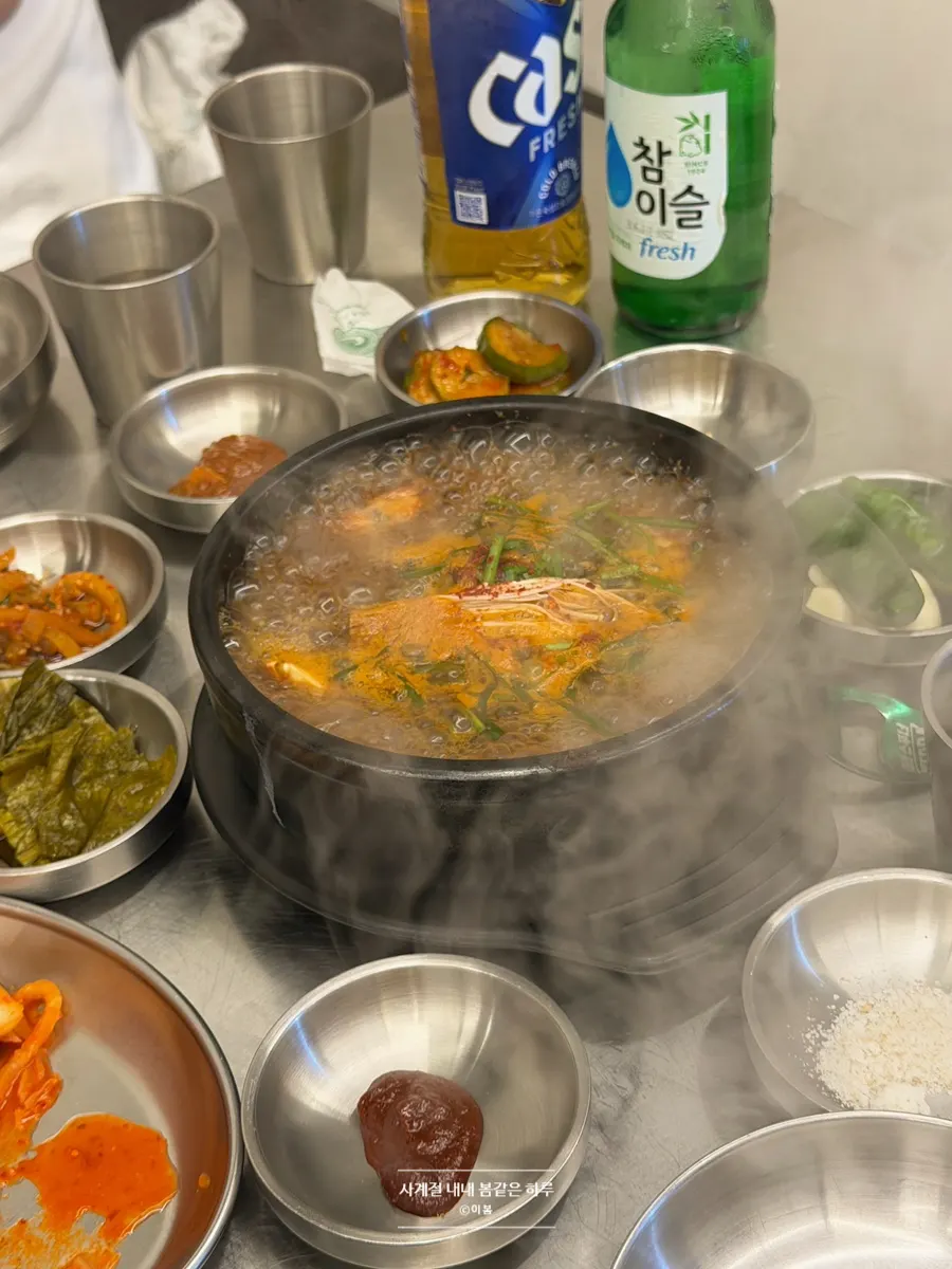 세트에 포함된 진한 색 된장찌개