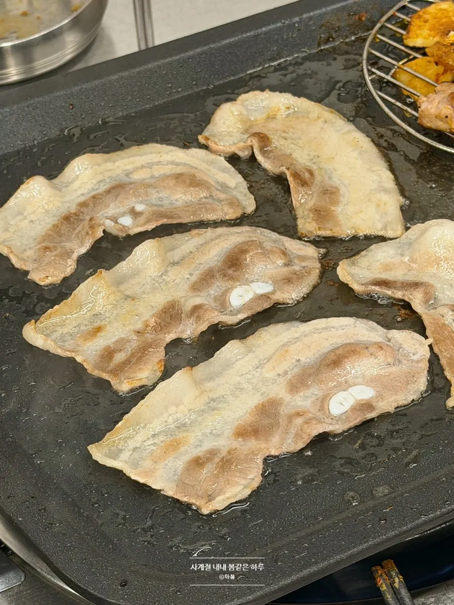 얇게 썰린 급냉 삼겹살 한 접시