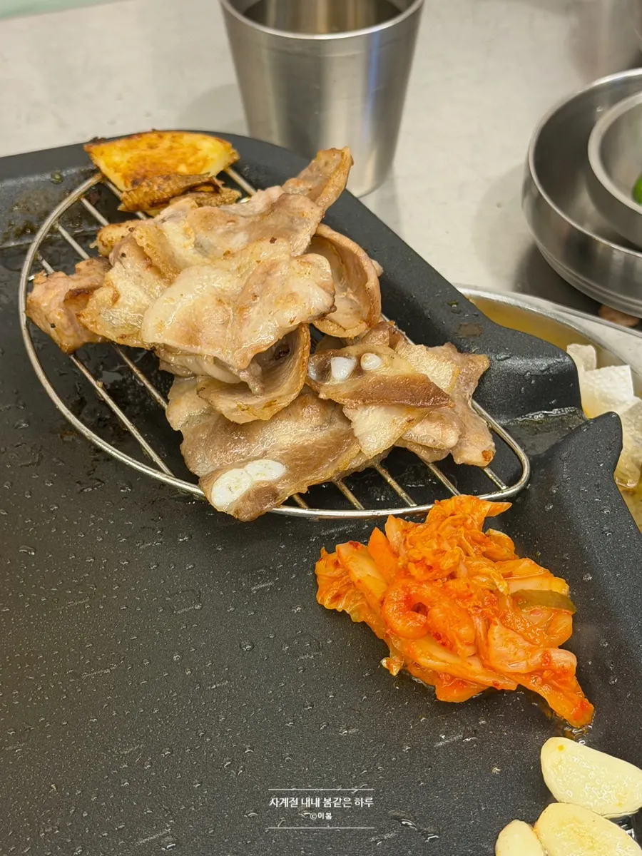 구운 급냉 삼겹살과 묵은지 조합