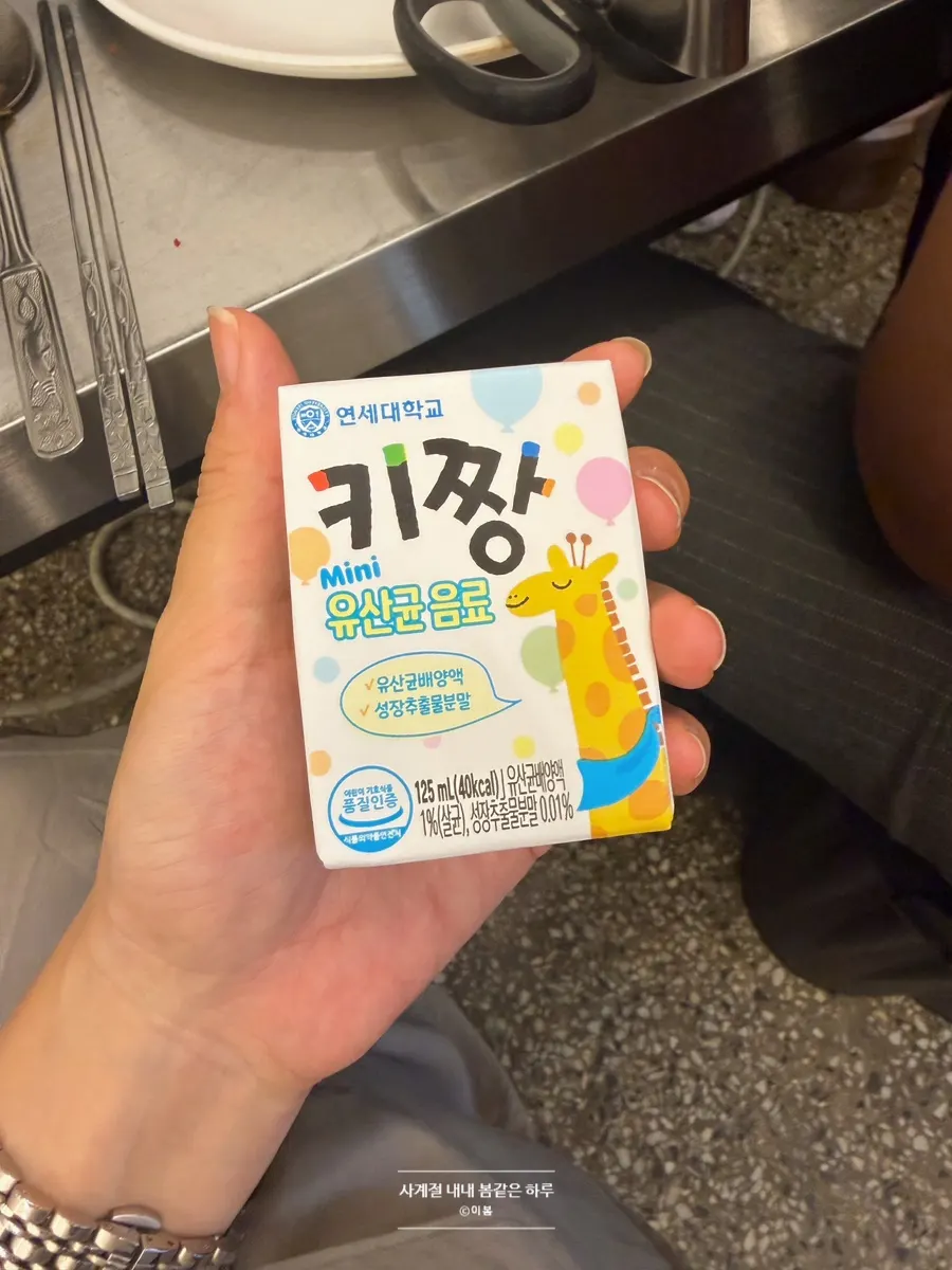 테이블에 놓인 음료와 고기 상차림