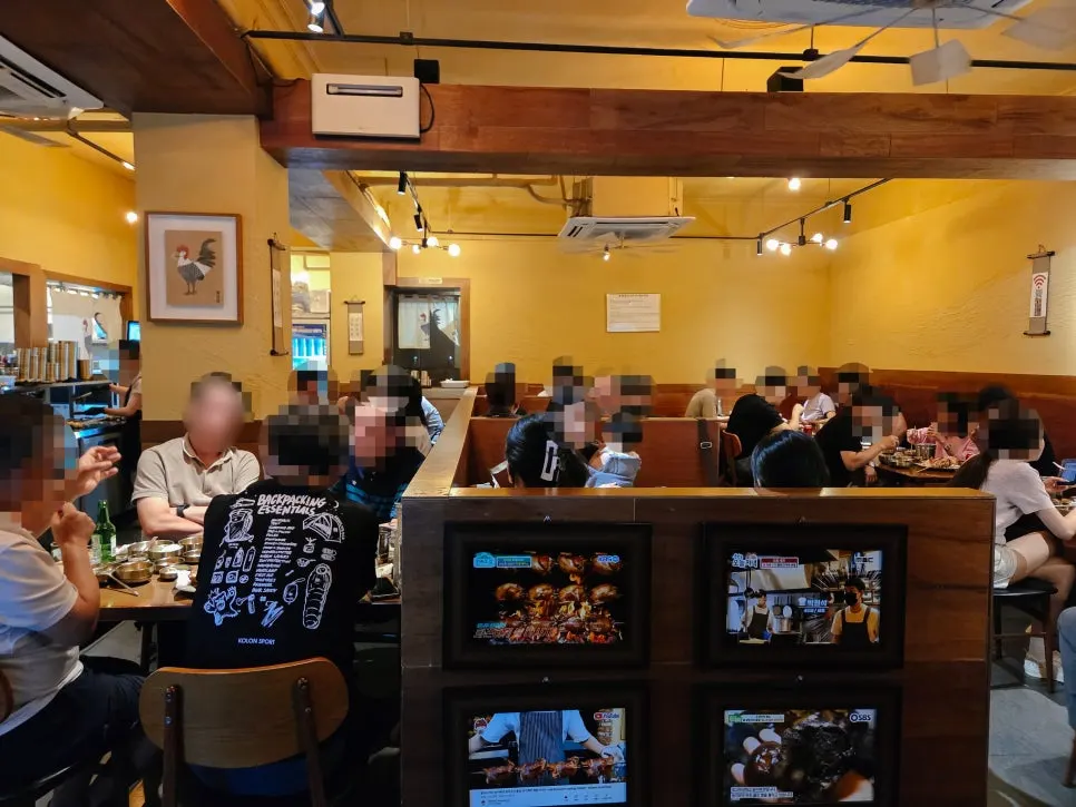 Gyeryugwan's wood-toned dining hall interior