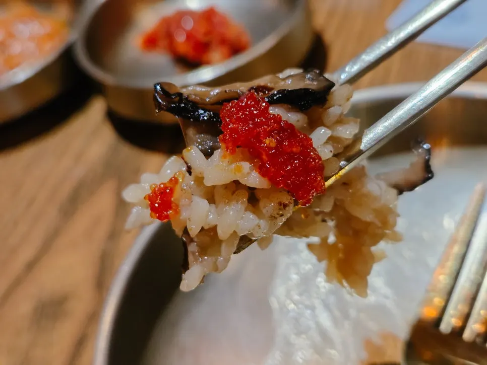 Sticky rice served together with mushrooms and roasted garlic