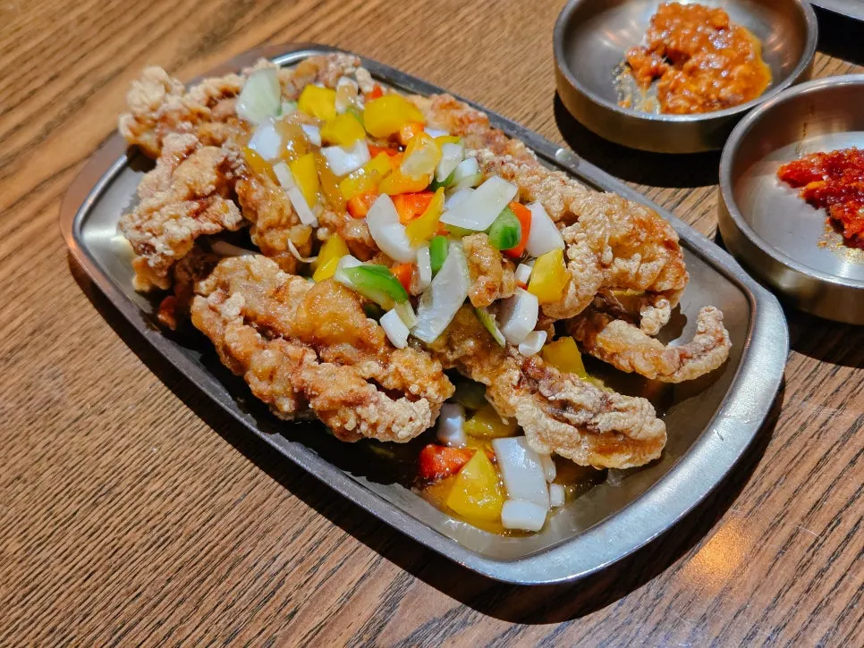 Chicken neck tangsuyuk topped with bell peppers and onion