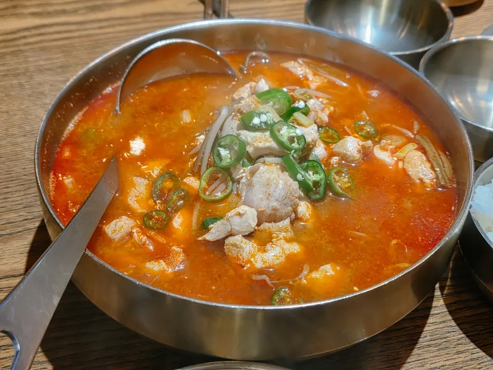 Gyeryugwan's dakgaejang served in a stainless steel bowl