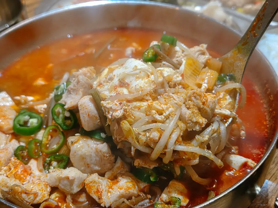 Dakgaejang packed with chicken meat and bean sprouts