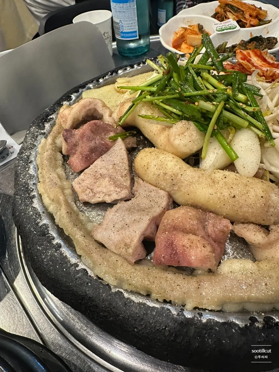 Grill pan with gopchang, makchang, and daechang