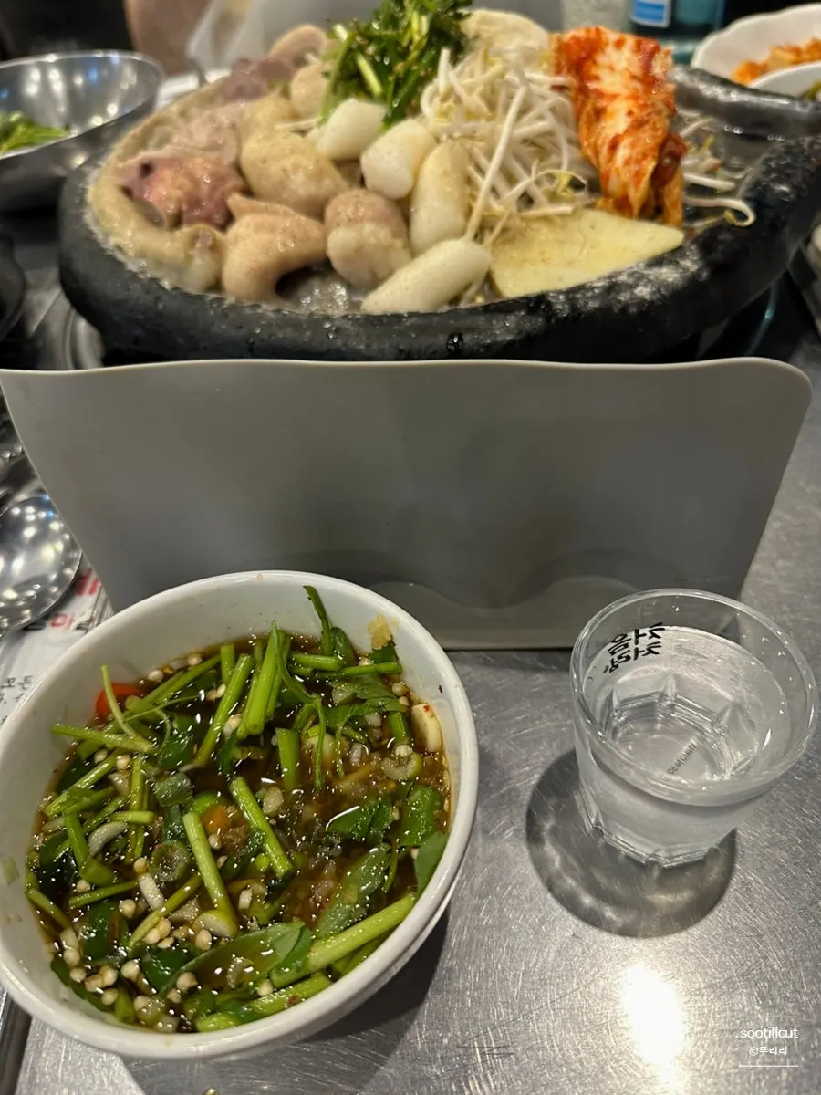 Gopchang grill pan with an oil-splatter guard