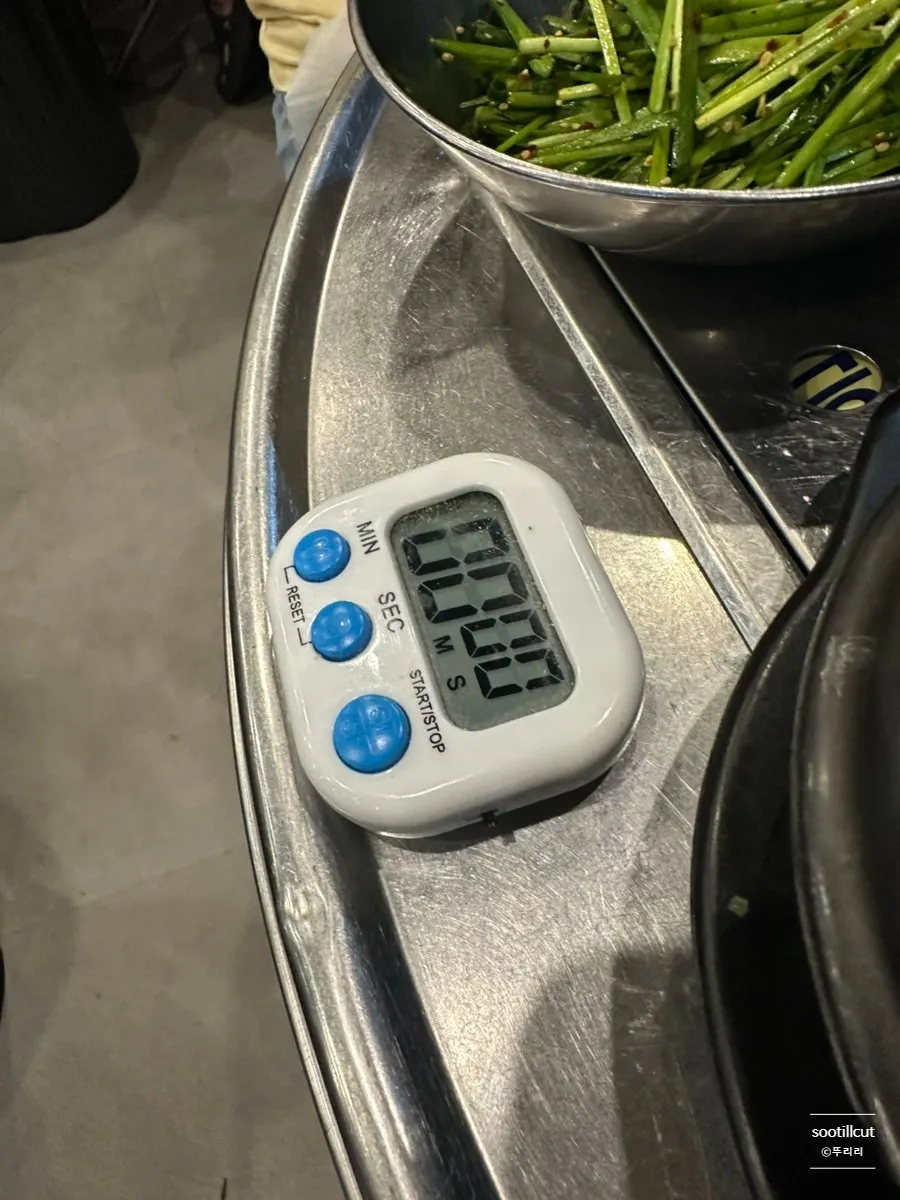 Timer for grilling gopchang beside the grill pan
